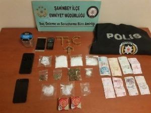 Uyuşturucu Operasyonunda Polis Yeleği Ele Geçirildi