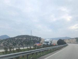 Makas Yaparak Devrilen Tır Yolu Kapattı