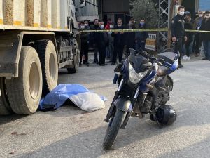 Kamyonla Motosiklet Çarpıştı: 1 Ölü
