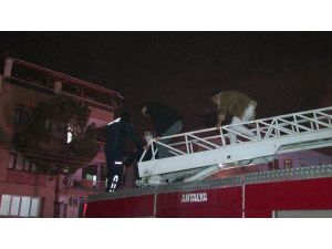 Apart otelde yangın: Mahsur kalan 2 kişiyi itfaiye kurtardı