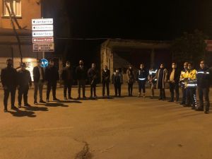 Ak Parti Gençlik Kolları Ve Vatandaşlardan Polise Çiçekli Destek