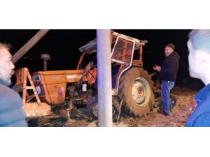 Kontrolden Çıkan Traktör Elektrik Direğine Çarptı, Sürücü Yaralandı