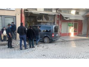 Direksiyon Hakimiyetini Kaybeden Sürücü Aracıyla Dükkana Girdi