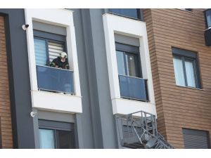 Çocuğu kapıyı kilitleyince balkonda mahsur kalan kadını itfaiye kurtardı