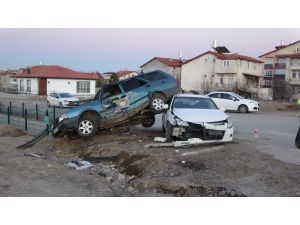 Isparta’da 2 Otomobil Çarpıştı: 1’i Bebek 3 Yaralı
