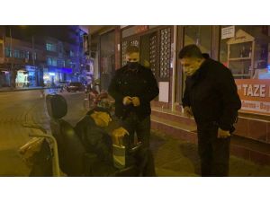 Yolu Kaybeden Engelli Adam Polis Tarafından Bulunup Ailesine Teslim Edildi