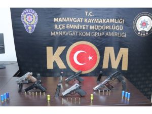 Sevgilisinin evine sakladığı silahlar polis baskınıyla bulundu