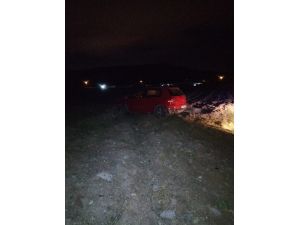 Tarlaya Uçan Otomobilde 2 Kişi Yaralandı