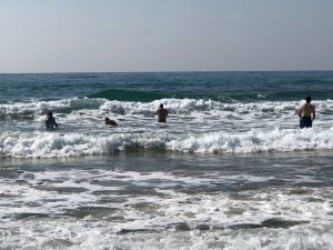 Turistlerin dalgaya rağmen deniz keyfi