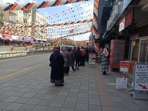 Mağaza Kuyruğunda Korona Virüse Davetiye Çıkardılar