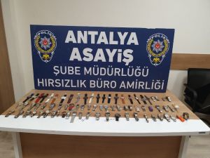 Kapıyı zorlayarak girdikleri iş yerinden 30 bin liralık saat çaldılar