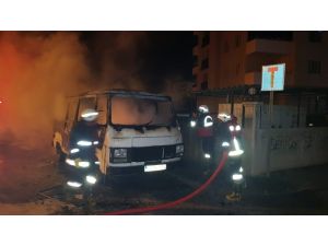 Park Halindeki Minibüs Alev Topuna Döndü