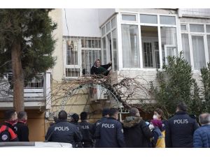 Evin Penceresinden Klima Motorunun Üzerine Çıkan Yaşlı Kadın Polisi Alarma Geçirdi