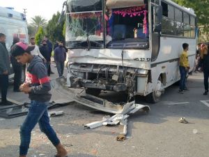 Tarım İşçilerini Taşıyan İki Midibüs Kafa Kafaya Çarpıştı: 6 Yaralı