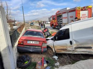 Bahçe Duvarına Çarpan Otomobilde Sıkışan 2 Kişiyi İtfaiye Ekipleri Kurtardı