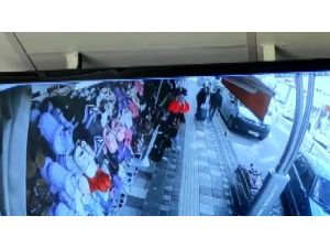 Babanın 16 Yaşındaki Kızını Bıçakladığı Anlar Güvenlik Kamerasında