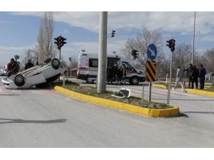 Konya’da Çarpışan Otomobillerden Biri Takla Attı: 1 Yaralı