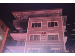 Yangına Uykuda Yakalanarak Balkona Sığınan Aileye Komşuları Sahip Çıktı