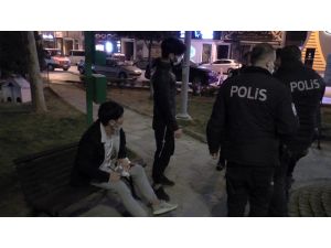 Parkta Bıçaklı Saldırıya Uğradı, Can Havliyle Arkadaşlarına Sığındı