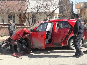 Kahramanmaraş’ta Otomobil Elektrik Direğine Çarptı: 5 Yaralı