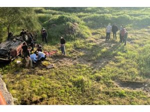 Mersin’de Otomobil 12 Metrelik Uçuruma Yuvarlandı: 2 Yaralı