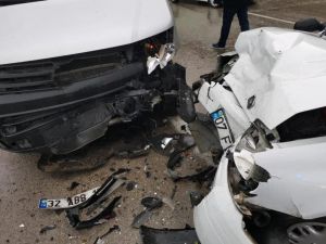 Isparta’da Minibüs İle Otomobil Çarpıştı: 4’ü Öğretmen 6 Yaralı