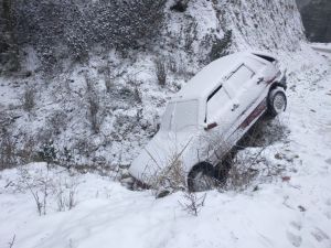 Buzlanan Yolda Rampayı Hızlı Çıkmak İsterken Şarampole Uçtu
