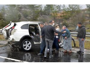 Antalya’da 4 aracın karıştığı kazadan sıcak görüntüler