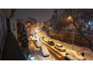 Başkent’te Kar Trafiği Durma Noktasına Getirdi