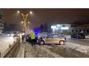 Buz Pistine Dönen Yollarda Çok Sayıda Araç Bir Birine Girdi