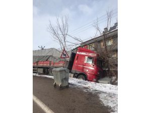 Nallıhan’da Bir Tır Şarampole Düştü