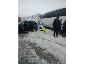 Afyon Belediye Yüntaş Voleybol Takımını Taşıyan Otobüs Kaza Yaptı