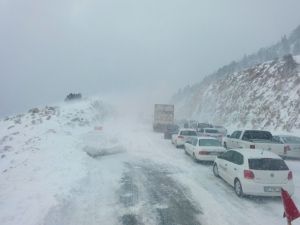 Antalya - Konya karayolunda kar kalınlığı 40 santimetreye ulaştı