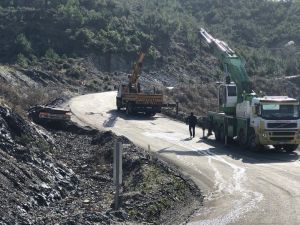 Antalya-Mersin karayolunda devrilen tırın dorsesi yolu trafiğe kapattı