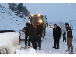 Hayvanları beslemek için gittikleri Giden Gelmez Dağları’nda mahsur kaldılar