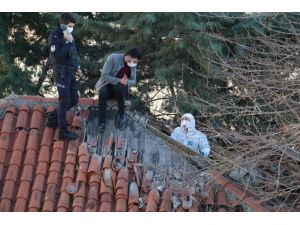 Tavan arasındaki cesede polis kazma ve balyozla ulaştı