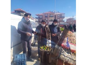 Pazar esnafı tezgahlarının yanına soba kurup ısındı