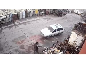 Otomobille Gelen Hırsızları Demir Çubukla Kovaladı