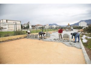 Çıplaklı Mahallesi’ne parke yol