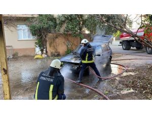 Kontağı çevirdi, otomobil alev aldı