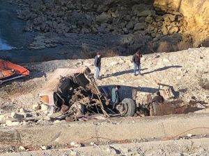 40 metrelik uçuruma yuvarlanan tırın sürücüsü ölümden atlayarak kurtuldu