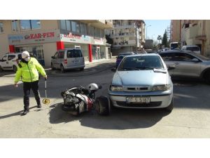 Savrulan motosikletten kaskı sayesinde kurtuldu