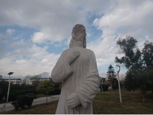 Heykellere zarar veren şüpheli yakalandı