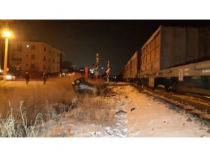 Tren Hemzemin Geçitte Otomobile Çarptı: Yaralılar Var