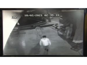 Susayan Çocuklar Marketin Dolabını Zorla Açarak İçecek Çaldı