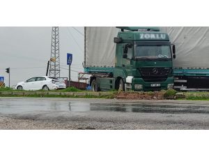 Tır Kırmızı Işıkta Duran Araca Çarptı