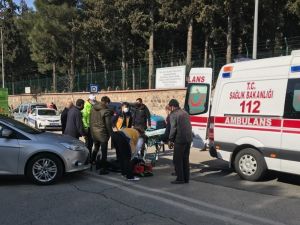 Otomobil İle Çarpışan Motosikletli Yaralandı
