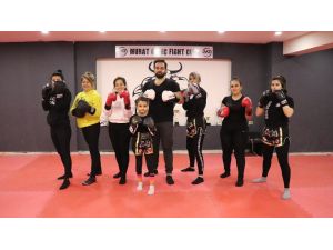 Kick Boks İle Hem Spor Yapıyor Hem De Kendilerini Savunuyorlar