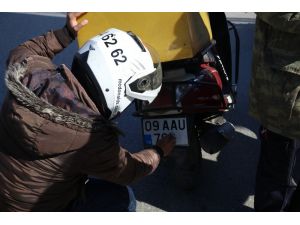 Trafik timleri kuryelerin kirlenen plakalarını mendille temizletti