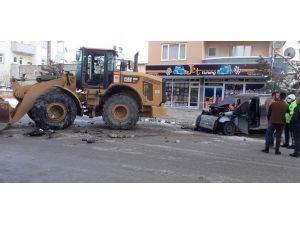 Hafif Ticari Araç, Kar Temizliği Yapan İş Makinesine Çarptı: 1 Ölü